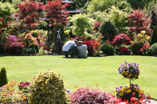 Gardeners_World_on_lawn.jpg