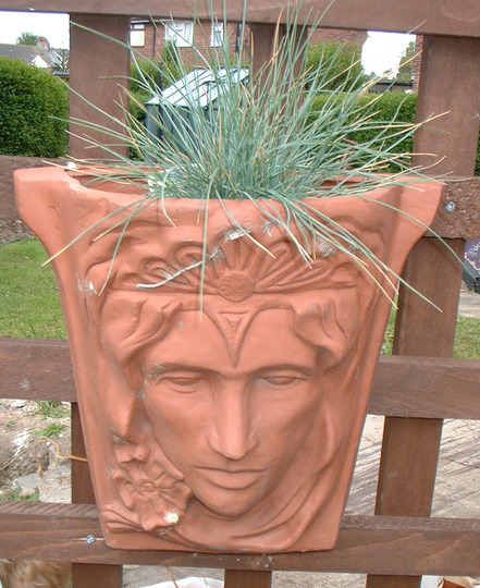 Queen's head wall pot