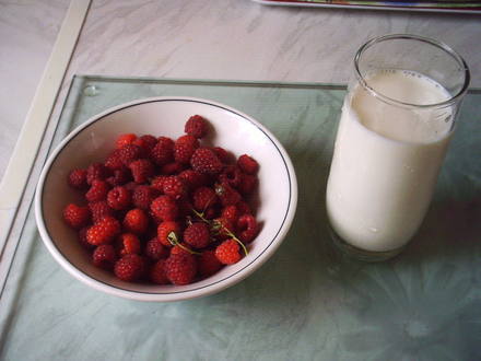 raspberries strawberries currant__milk_shake.jpg